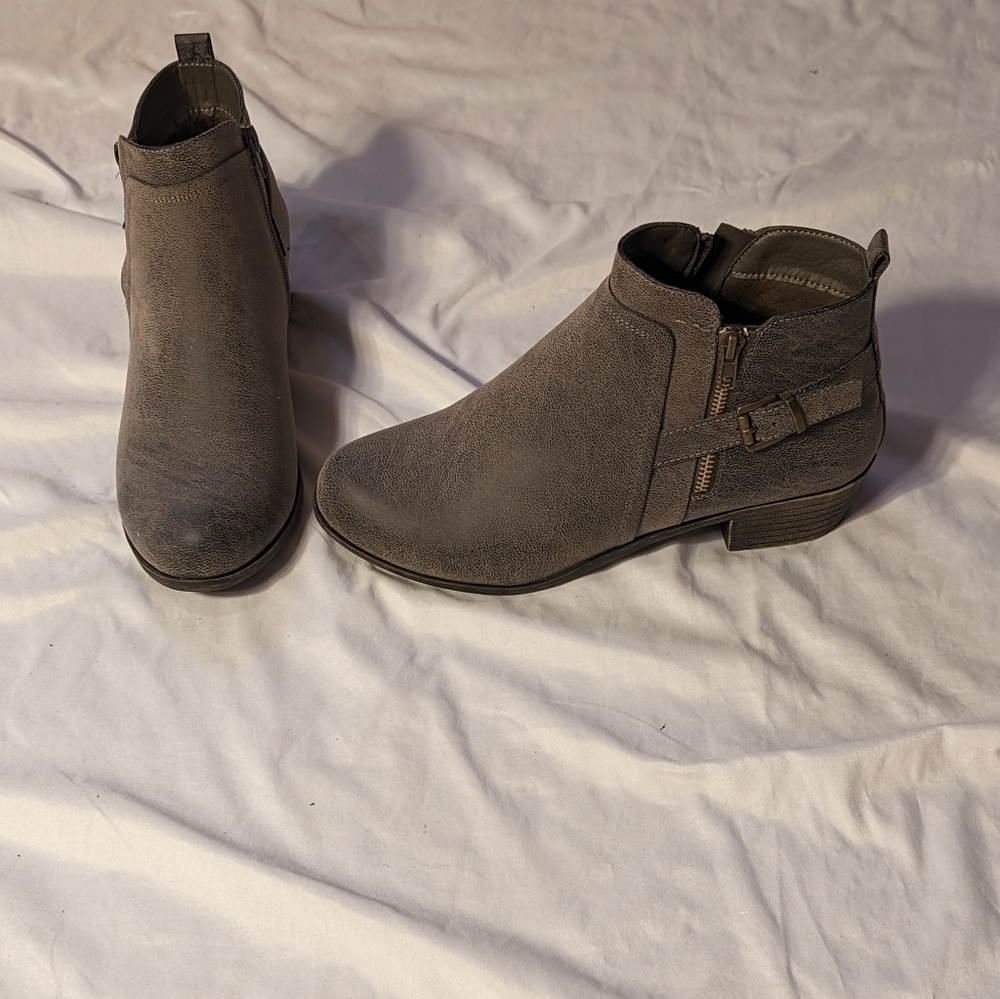 Taupe Low Heeled Ankle Boots Jessica Cline 10W